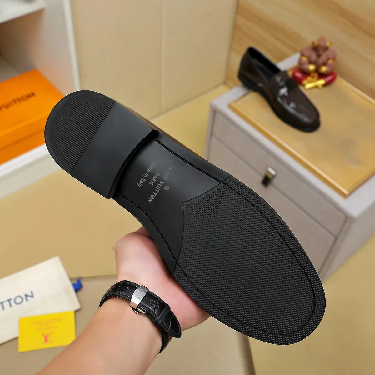 Men's shoes 💰 460 💰 Louis Vuitton LV ® 🆕 model 🔛Full shoe counter, first layer cowhide, 🐂leather lined casual shoes for men, super soft outsole, essential for driving. Counter synchronization, original first layer cowhide, completely 1:1 mold customization🌹top version, color optional! Number: 39-44 (customized at 38.45)
